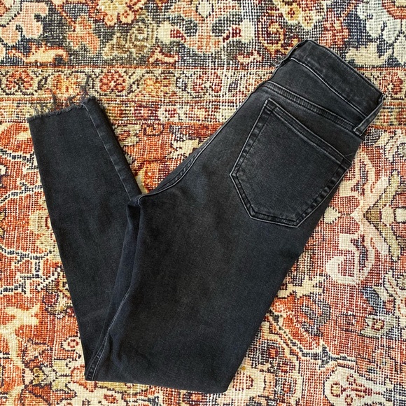 Topshop Moto High-Rise Jamie Jeans Size W25 L30 in Faded Black with Frayed Hem - Picture 1 of 9